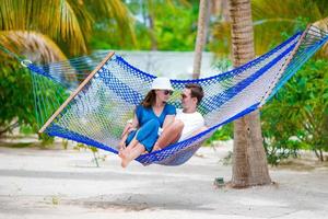 couple heureux en vacances d'été se détendre dans un hamac photo