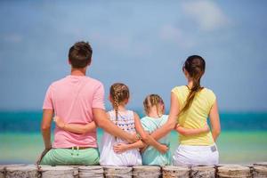 jeune famille de quatre personnes en vacances à la plage photo