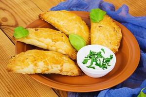 empanadas au four sur fond de bois photo