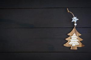 jouet de noël sur fond de bois foncé photo