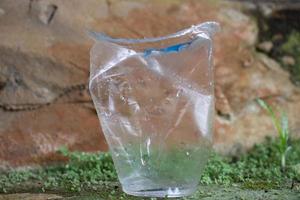 déchets de verre en plastique qui sont jetés partout photo