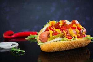 délicieux hot-dog fait maison sur fond sombre photo