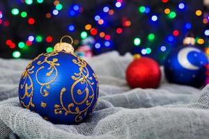 fond de noël avec des boules et des guirlandes photo