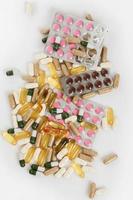 différentes pilules colorées photo