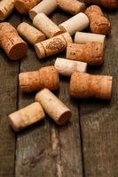 bouchons de vin sur fond de bois photo