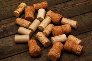 bouchons de vin sur fond de bois photo