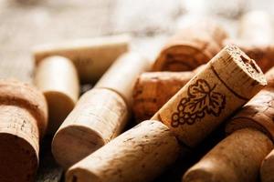 bouchons de vin sur fond de bois photo