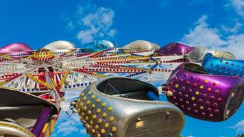 le carrousel dans le parc d'attractions, gros plan. le carrousel tourne contre le ciel bleu photo