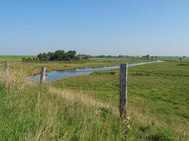 le village de ditzum au bord de la rivière ems photo