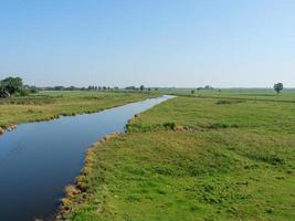 le village de ditzum au bord de la rivière ems photo