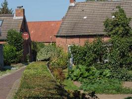 le village de ditzum au bord de la rivière ems photo