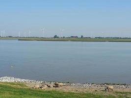 le village de ditzum au bord de la rivière ems photo