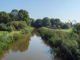 le village de ditzum au bord de la rivière ems photo