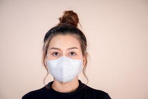 femme portant un masque antivirus pour empêcher les autres de contracter corona covid-19 et sras cov 2. photo