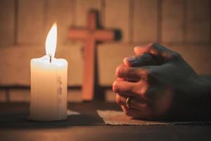 mains en prière. la thérapie eucharistique bénisse dieu aidant à se repentir catholique pâques prêté esprit prier. fond de concept de religion chrétienne. photo