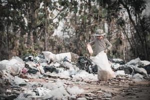 les enfants pauvres ramassent les ordures à vendre à cause de la pauvreté, du recyclage des déchets, du travail des enfants, du concept de pauvreté, de la journée mondiale de l'environnement, photo