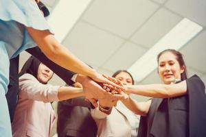 concepts de travail d'équipe réussis, hommes d'affaires avec les mains jointes en équipe, groupe de mains diverses se joignant, jeunes hommes d'affaires mettant leurs mains ensemble photo