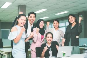 équipe réussie de jeunes gens d'affaires en perspective au bureau, groupe d'entreprises à succès célébrant après la réunion photo