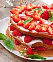 gâteau aux fraises d'été sous forme de rustique photo