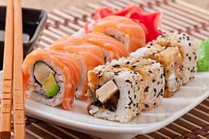 cuisine japonaise - sushi et sashimi photo