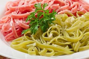 pâtes fettuccine colorées au fromage photo