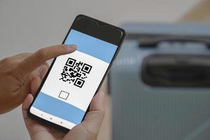 concept de numérisation d'un code qr mobile sur un téléphone mobile. photo