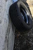 nouveau pneu avec du caoutchouc sur le disque de fer de la voiture photo
