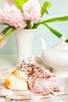service à thé de printemps avec meringue moelleuse aux fruits multicolores photo