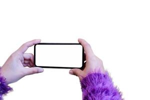 femme touristique prendre une photo avec un téléphone intelligent à affichage vierge en saison d'hiver
