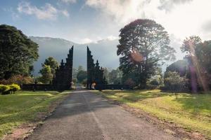 ancienne porte de style bali avec chemin dans le jardin photo