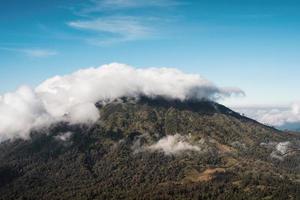 nuages couverts sur le pic du volcan le matin