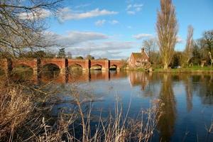 Clifton Hampden, Oxfordshire, UK, 2005. vue sur les arches du pont de Clifton Hampden photo