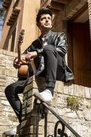 garçon, tenue, guitare, dehors, poser photo