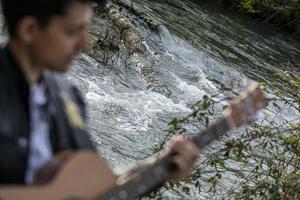 gros plan sur un garçon avec une guitare photo