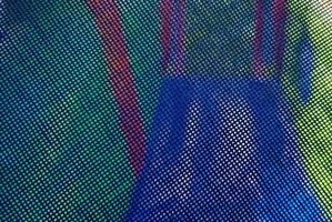 gros plan de maille fine en plastique bleu sur le fond de l'aire de jeux. photo