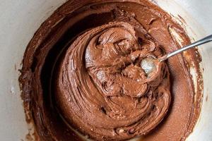 Bol à mélanger de pâte à pâte au chocolat mise à plat photo