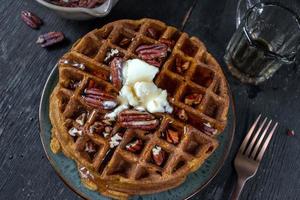 gaufres à la citrouille aux pacanes garnies de beurre et de sirop à plat photo