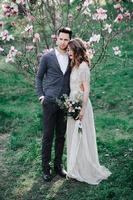 portrait ensoleillé de la mariée et du marié heureux en plein air dans un endroit naturel au coucher du soleil. été chaud photo