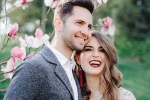 portrait ensoleillé de la mariée et du marié heureux en plein air dans un endroit naturel au coucher du soleil. été chaud photo