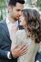 portrait ensoleillé de la mariée et du marié heureux en plein air dans un endroit naturel au coucher du soleil. été chaud photo