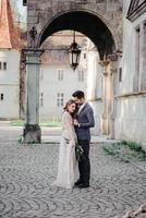 mariage beau couple le soir dans un château photo