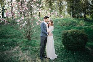 portrait ensoleillé de la mariée et du marié heureux en plein air dans un endroit naturel au coucher du soleil. été chaud photo