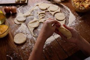 tartes maison crues sur un fond en bois. photo