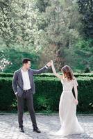 portrait ensoleillé de la mariée et du marié heureux en plein air dans un endroit naturel au coucher du soleil. été chaud photo