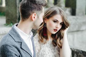 beau couple de mariage à l'extérieur du château dans les escaliers photo