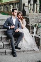 beau couple de mariage à l'extérieur du château dans les escaliers photo