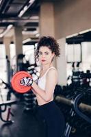 jeune femme en salle de sport photo