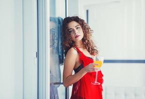 femme en bonne santé au régime buvant du jus frais photo