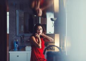 femme bouclée en robe rouge photo