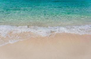belle nature de la plage de sable blanc et de l'océan dans l'île tropicale. photo